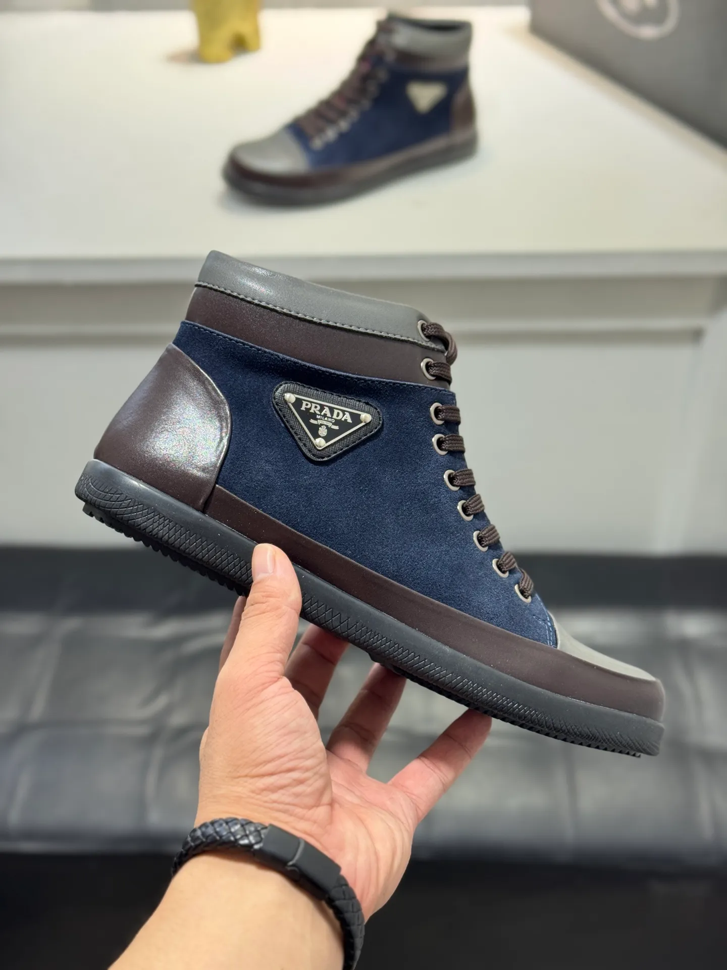 Men's Men's Shoes 💰460 [New Style] 🎻🎻PRADA*⚡️Prada~ The latest classic high-top men's shoes official website has launched a 1:1 copy, synchronized with Hong Kong counters, and on the same catwalk; all made of calf Leather ➕Imported soft and comfortable sheepskin lining, 🍡🍡original 1:1 rubber outsole, non-slip and wear-resistant; comfortable on the feet, attractive style, fine workmanship, and simple and neat shoe last, showing a man's courage and toughness. Size: 38-44 (45 customized